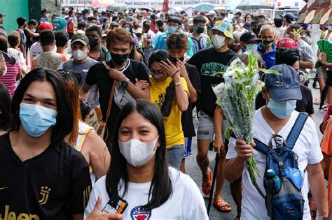 Undas 2022: Mga Pinoy dagsa sa mga sementeryo .